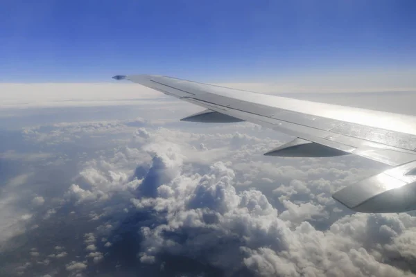 Ταξιδεύοντας και πετώντας, ουρανός πάνω από τα σύννεφα  — Φωτογραφία Αρχείου